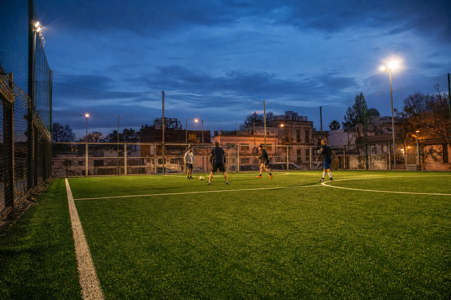 Cancha de fútbol 5 iluminada al atardecer